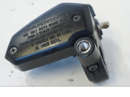 Vänster sida på Bromshuvudcylinder från en Kawasaki ER-6N -2012 motorcykel.