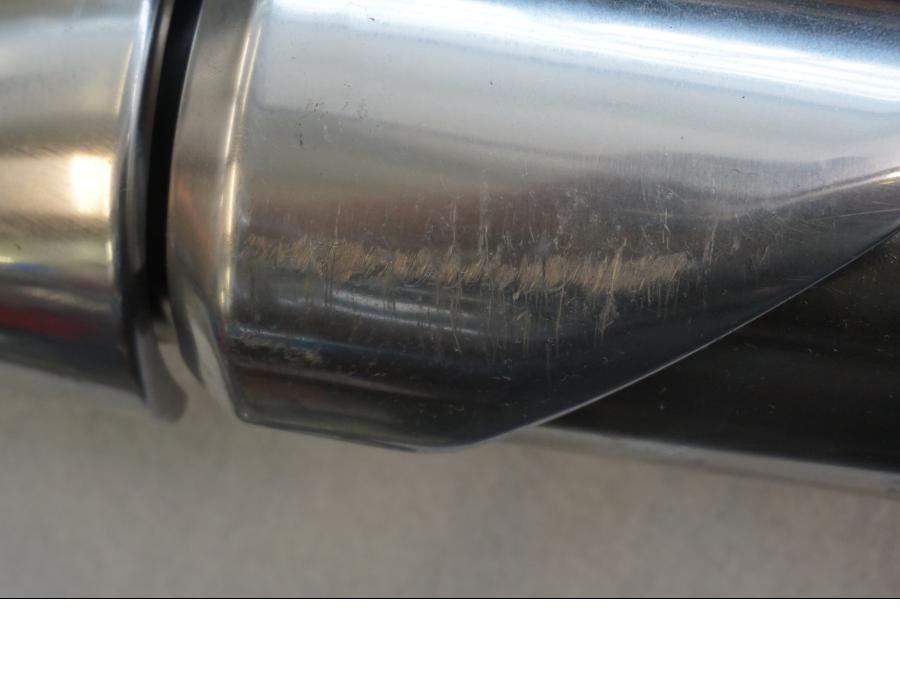 Snett nerifrån på Ljuddämpare från en Yamaha TDM 900 -2009 motorcykel.