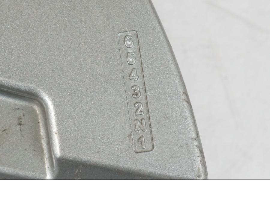 Baksidan på Drevkåpa från en Suzuki SV 650 S -2005 motorcykel.