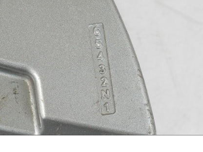 Baksidan på Drevkåpa från en Suzuki SV 650 S -2005 motorcykel.