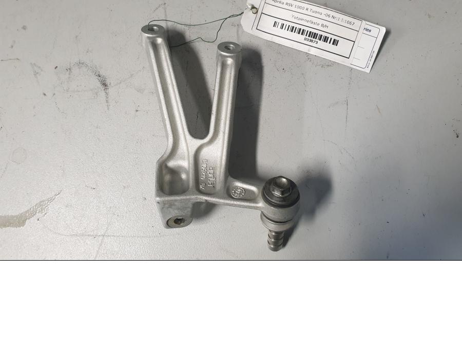 Baksidan på Fotpinnefäste från en Aprilia RSV 1000 R Tuono -2006 motorcykel.