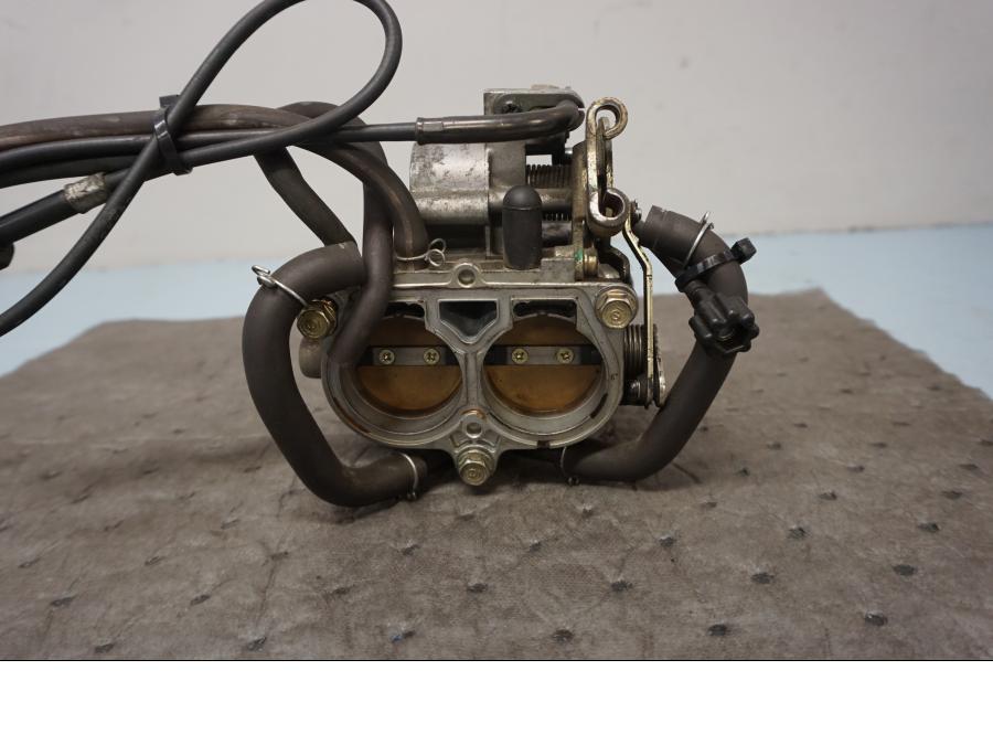 Baksidan på Spjällhus från en Kawasaki VN 1500 Mean Streak -2003 motorcykel.