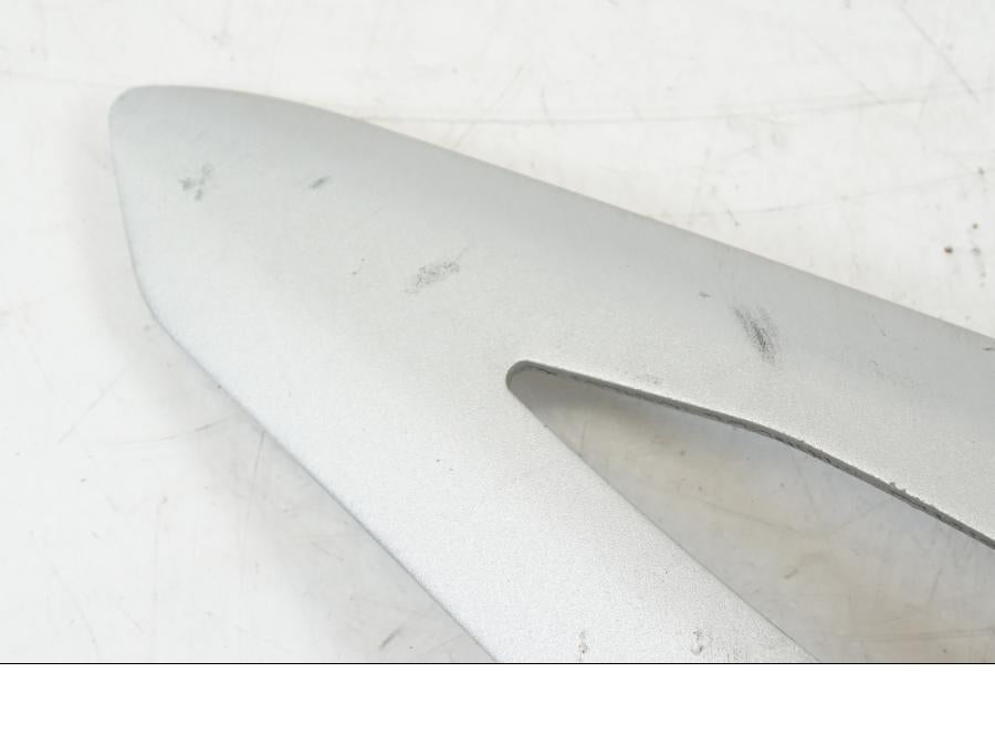 Vänster sida på Fotpinnefäste från en Triumph Speed Triple -2021 motorcykel.