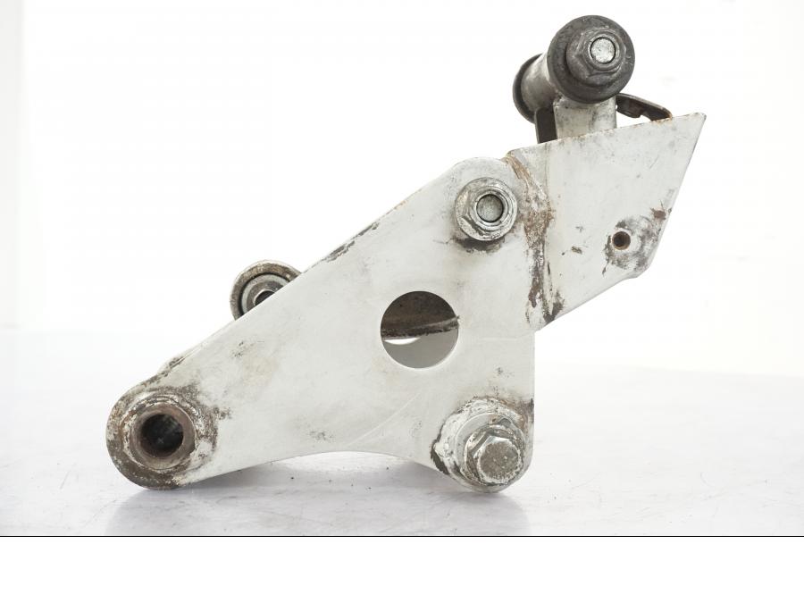 Baksidan på Stötdämparlänkage från en Suzuki GSX 550 EF -1985 motorcykel.