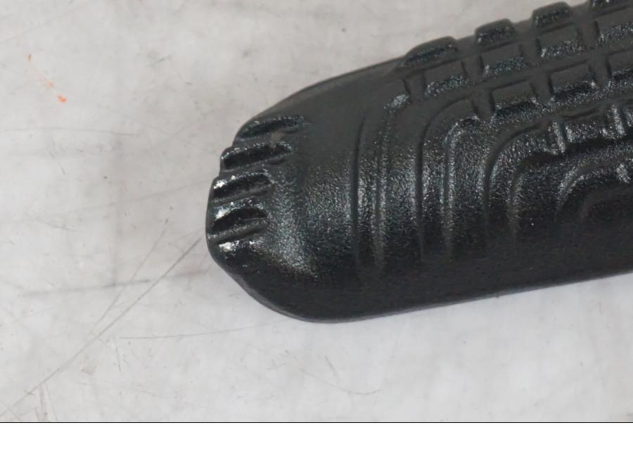 Baksidan på Fotpinne från en KTM 1290 Super Duke R -2022 motorcykel.