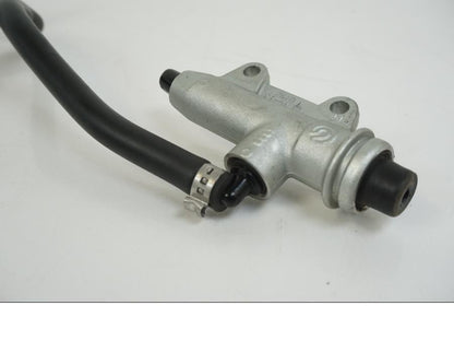 Snett nerifrån på Bromshuvudcylinder från en BMW S 1000 R -2019 motorcykel.