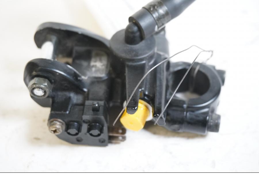 Baksidan på Bromshuvudcylinder från en Triumph Daytona 675 -2007 motorcykel.