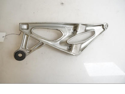 Baksidan på Fotpinnefäste från en BMW K 1200 S -2007 motorcykel.