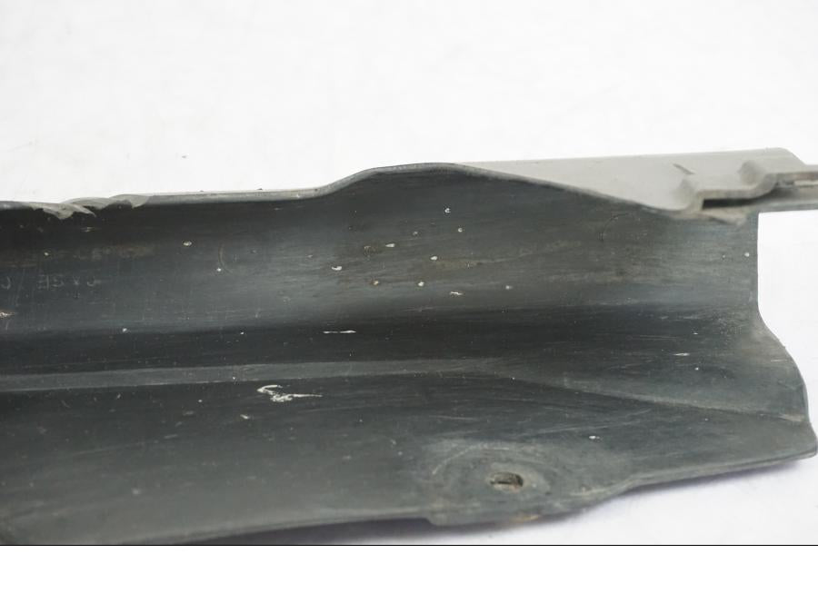 Snett nerifrån på Kedjeskydd från en Honda CBR 1000 F -1989 motorcykel.