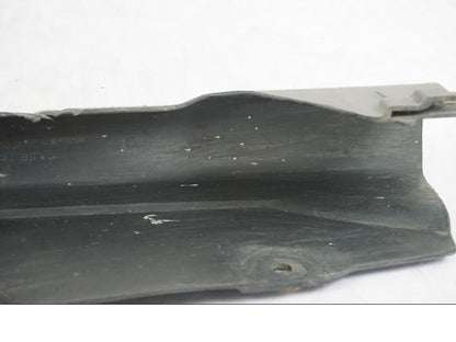 Snett nerifrån på Kedjeskydd från en Honda CBR 1000 F -1989 motorcykel.