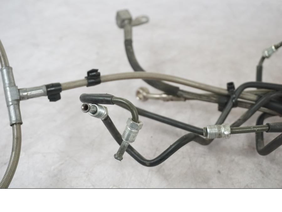 Extrabild5 på Bromsledning från en Triumph Tiger -2009 motorcykel.