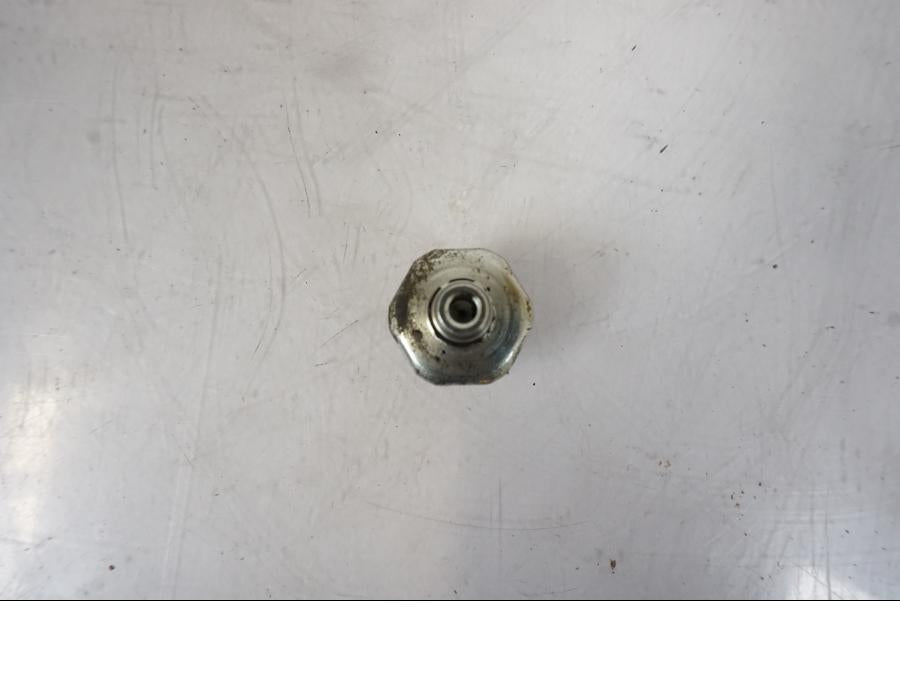 Höger sida på Oljetryckgivare från en Honda CRF 1000 Africa Twin -2016 motorcykel.