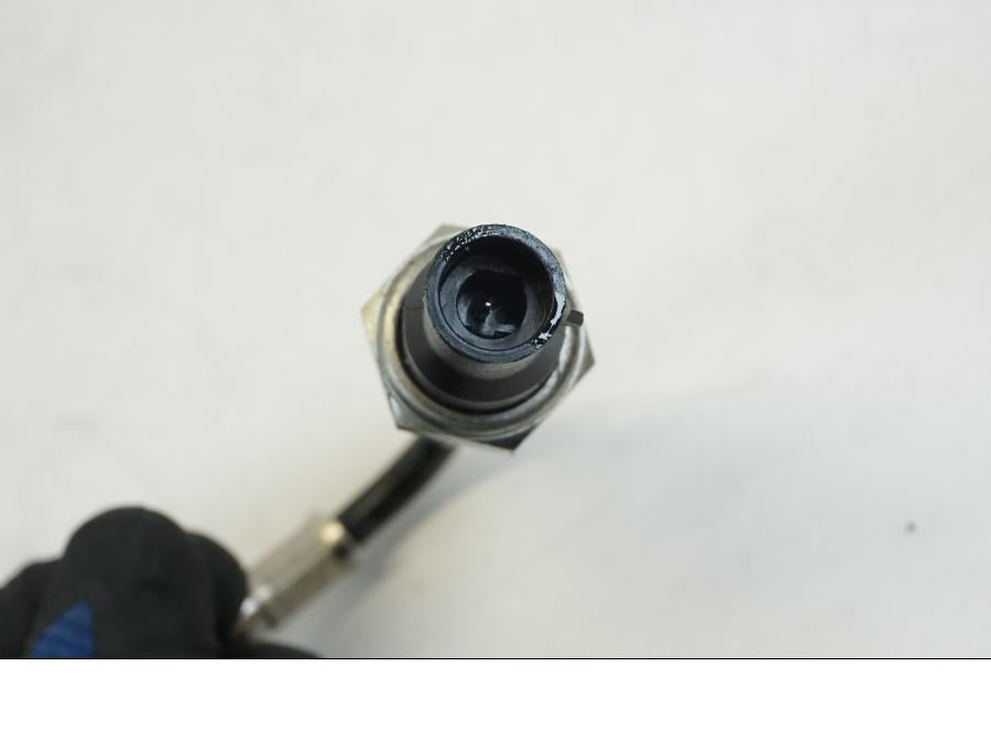 Extrabild1 på Oljetryckgivare från en Ducati Streetfighter V4 -2020 motorcykel.