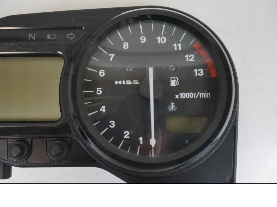 Snett nerifrån på <p>Instrumentpanel till Honda CBR 900 RR 2000.</p>

<p>Lite lacksläpp se bild 3.</p>

<p>Samt att fäste är avbrutet se bild 2 och 3.</p>

<p>Fäste på baksidan avbrutet se bilder.</p>

<p>Samt stor bit har brutits av se sista bilden.</p>

<p>Repor.</p>

<p>Okej skick.</p> motorcykel.