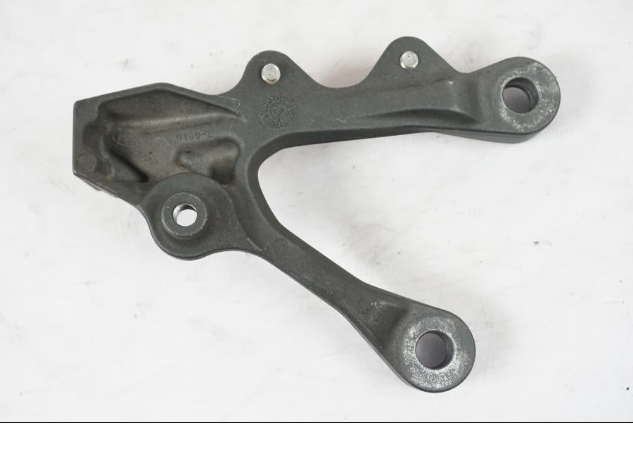 Snett nerifrån på Fotpinnefäste från en Kawasaki ZX-6R -2011 motorcykel.