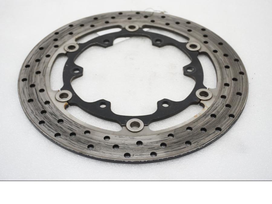 Framsidan på Bromsskiva från en Yamaha TDM 900 -2002 motorcykel.