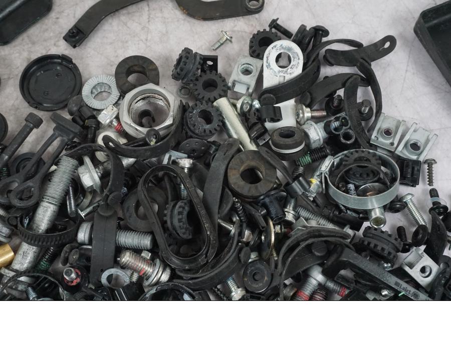 Snett uppifrån på Skruv / Mutter etc från en Ducati Multistrada V4 -2024 motorcykel.