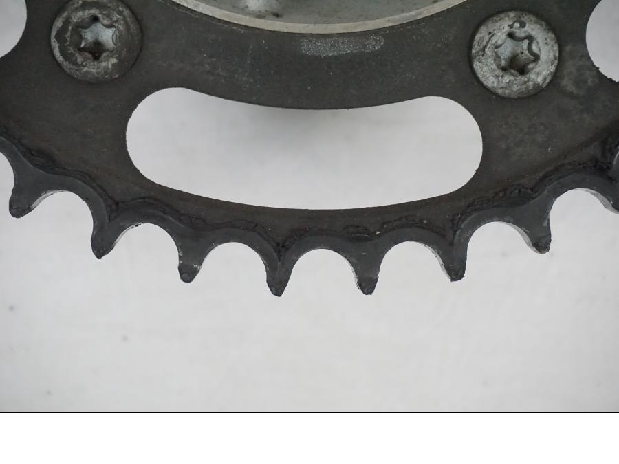 Vänster sida på Drevfäste från en Husqvarna 701 SUPERMOTO ABS -2016 motorcykel.