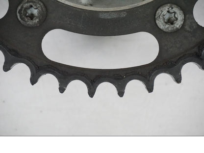 Vänster sida på Drevfäste från en Husqvarna 701 SUPERMOTO ABS -2016 motorcykel.