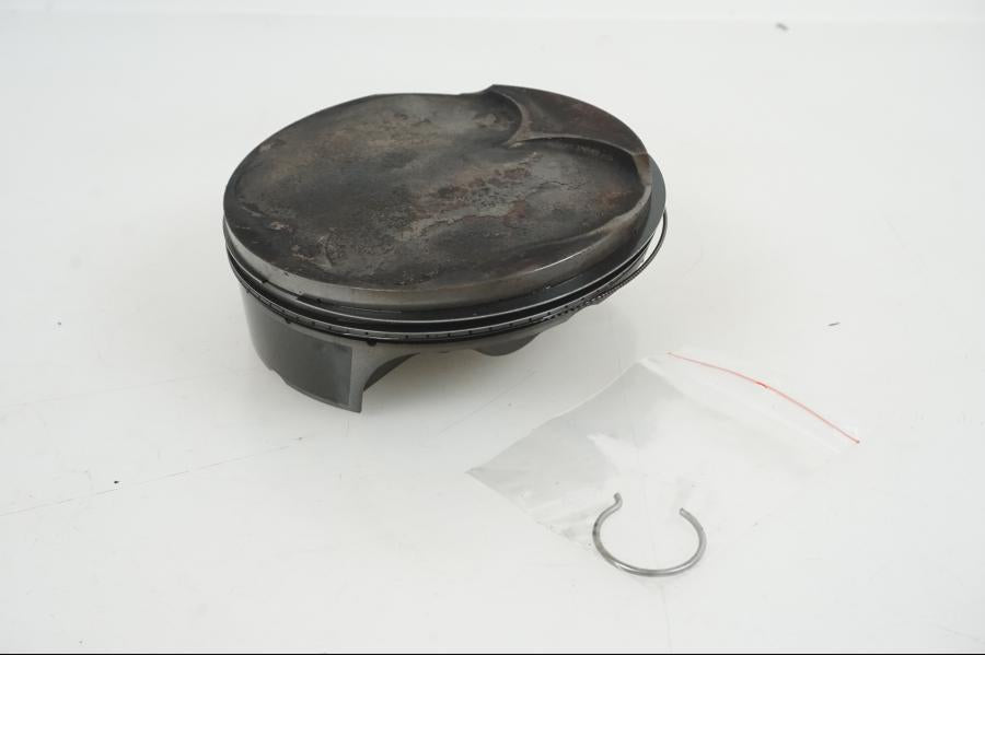 Framsidan på Kolv från en KTM 1290 Super Duke R -2021 motorcykel.