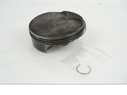 Framsidan på Kolv från en KTM 1290 Super Duke R -2021 motorcykel.