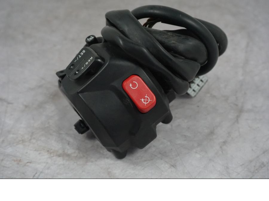 Höger sida på Styrelreglage från en Triumph Tiger Explorer -2016 motorcykel.