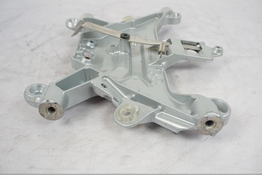 Snett nerifrån på Sadelfäste från en KTM 1290 Super Duke -2019 motorcykel.