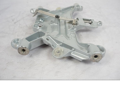 Snett nerifrån på Sadelfäste från en KTM 1290 Super Duke -2019 motorcykel.