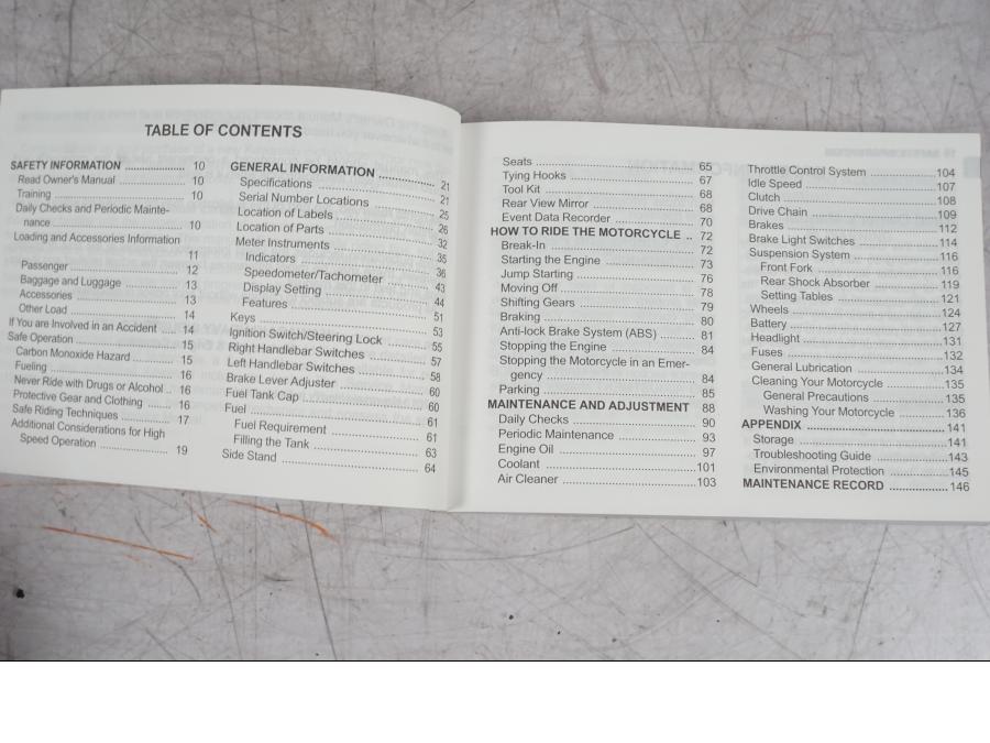 Snett uppifrån på Instruktionsbok från en Kawasaki Z 1000 -2014 motorcykel.