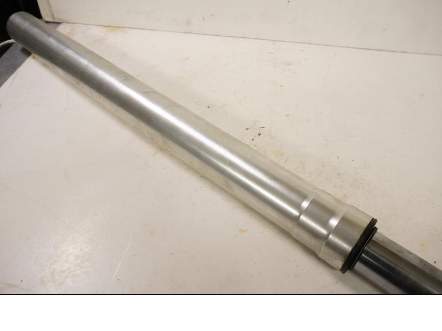 Höger sida på Gaffelben från en Aprilia Pegaso 650 -1997 motorcykel.