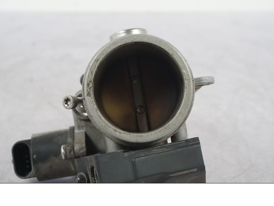 Snett uppifrån på Spjällhus från en BMW R 1200 GS -2005 motorcykel.