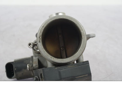 Snett uppifrån på Spjällhus från en BMW R 1200 GS -2005 motorcykel.