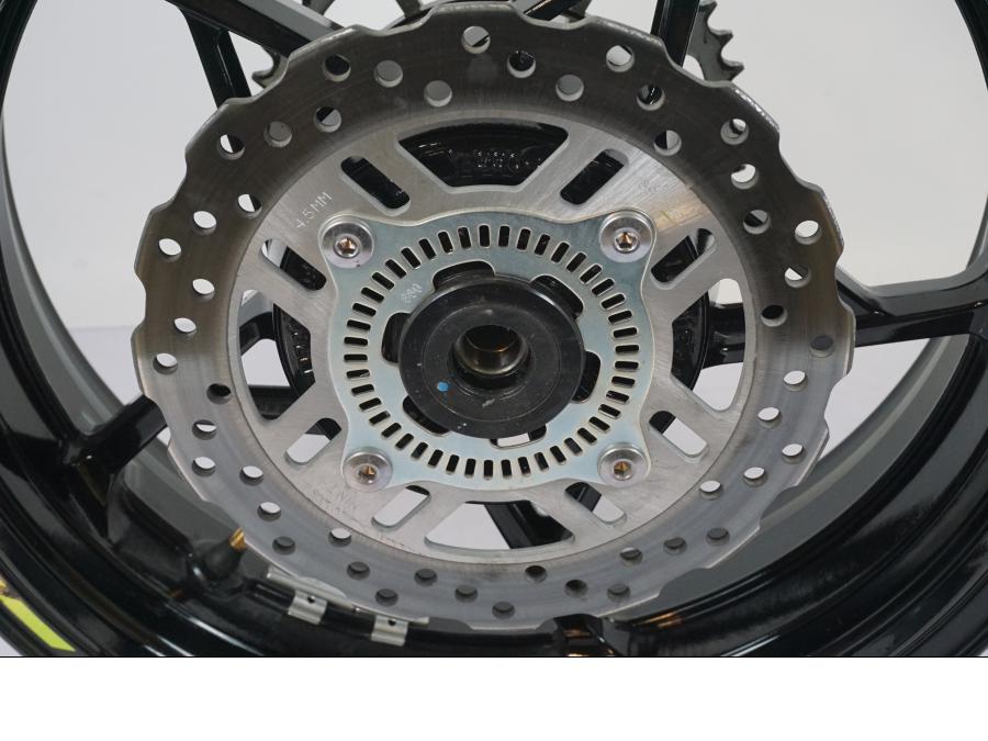 Snett nerifrån på Hjulpaket från en Kawasaki Z 900 -2021 motorcykel.