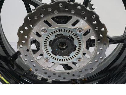 Snett nerifrån på Hjulpaket från en Kawasaki Z 900 -2021 motorcykel.