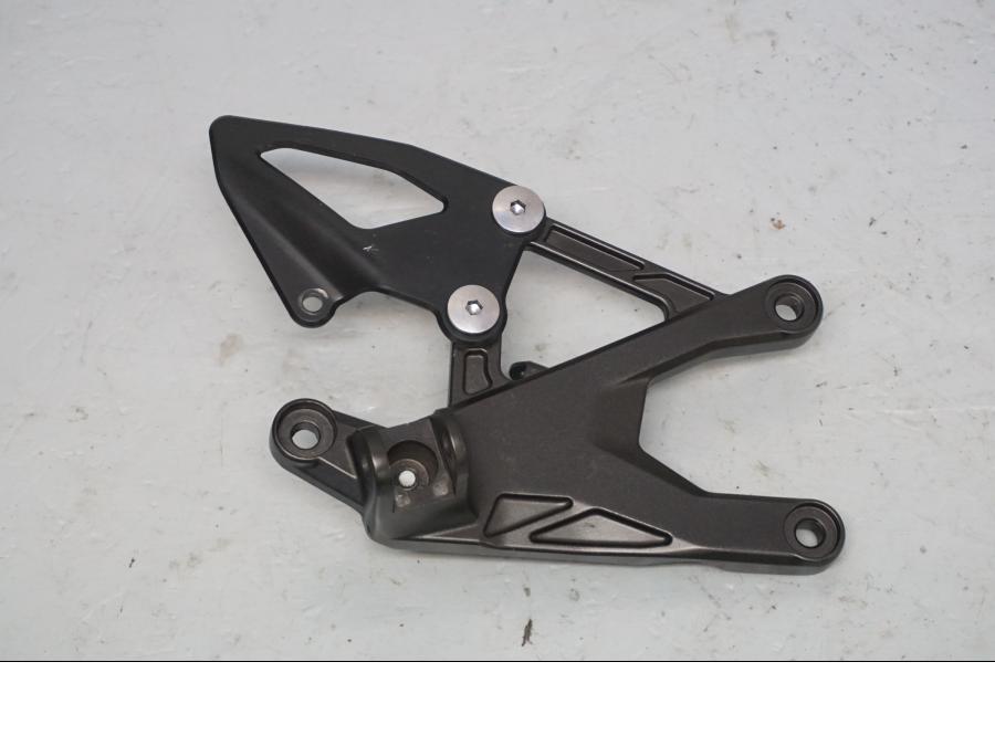 Framsidan på Fotpinnefäste från en Yamaha YZF 1000 R1 -2017 motorcykel.