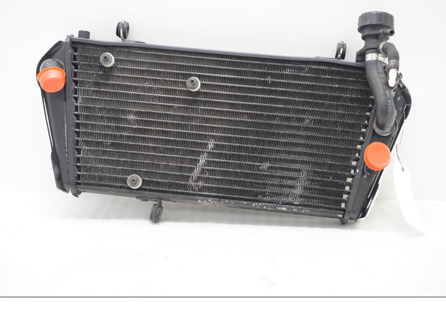 Framsidan på Vattenkyl från en Aprilia SL 750 Shiver -2008 motorcykel.