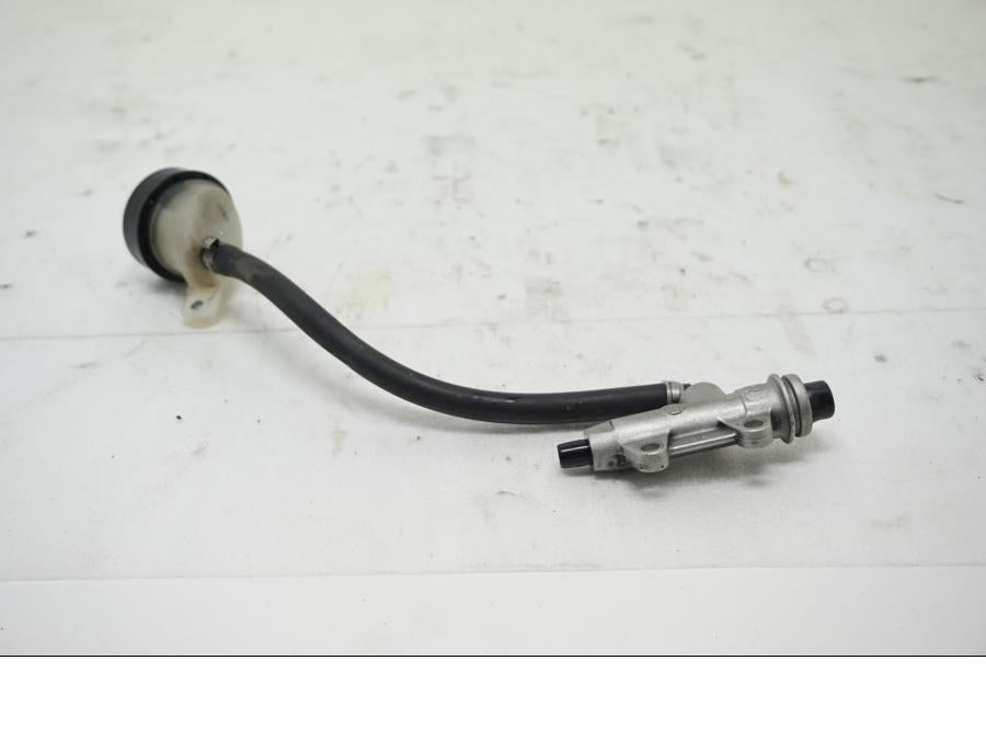 Baksidan på Bromshuvudcylinder från en BMW S 1000 RR -2010 motorcykel.