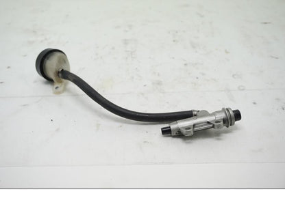 Baksidan på Bromshuvudcylinder från en BMW S 1000 RR -2010 motorcykel.