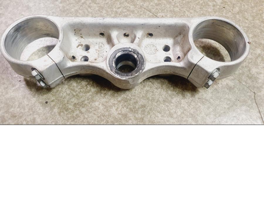 Vänster sida på Gaffelkrona från en Husaberg FE 450 -2006 motorcykel.