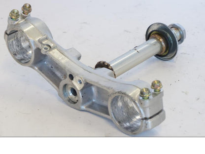 Snett nerifrån på Gaffelkrona från en Honda CBR 900 RR -2001 motorcykel.