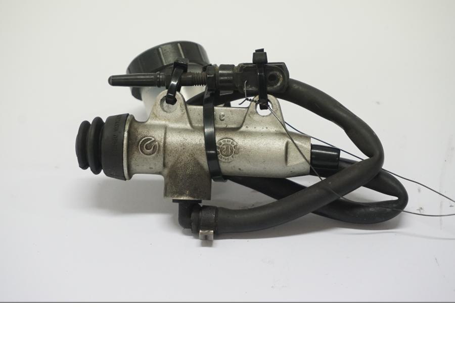 Baksidan på Bromshuvudcylinder från en BMW F 700 GS -2013 motorcykel.