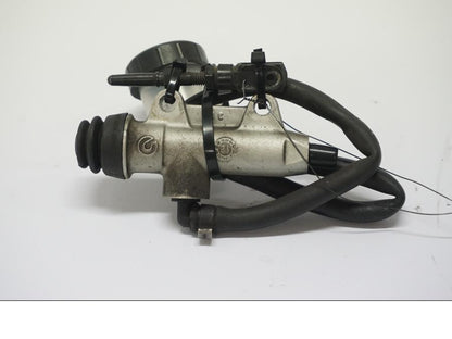 Baksidan på Bromshuvudcylinder från en BMW F 700 GS -2013 motorcykel.