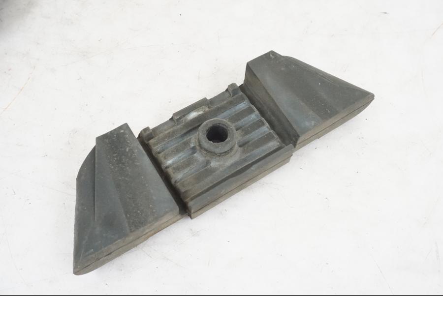 Baksidan på Bensintankfäste från en Yamaha XVS 1100 -2000 motorcykel.