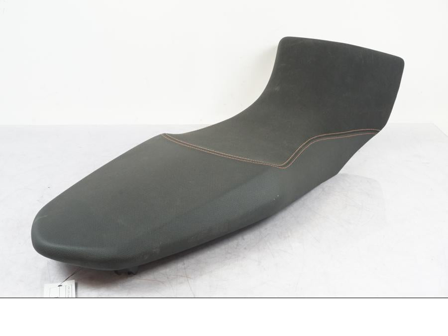 Vänster sida på Sadel från en KTM 1290 Super Adventure R -2018 motorcykel.