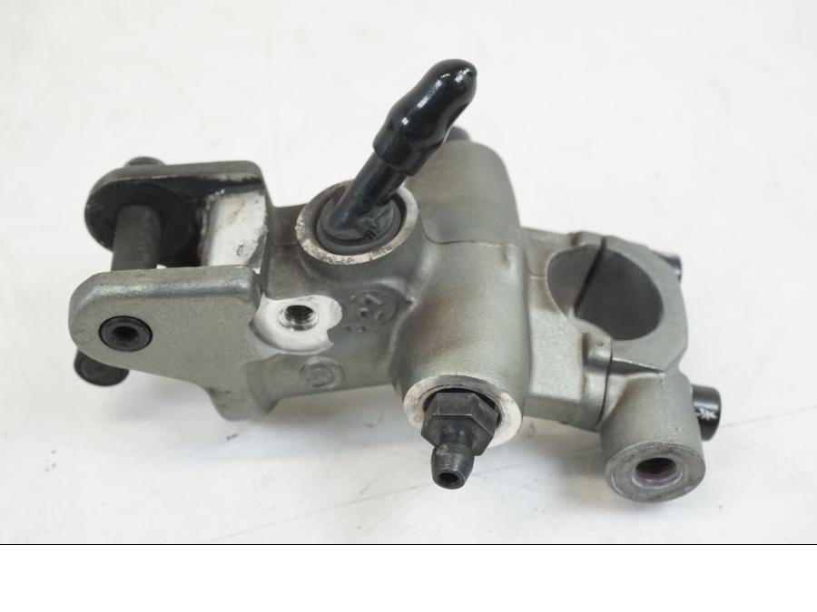 Vänster sida på Kopplingshuvudcylinder från en Ducati Streetfighter S -2011 motorcykel.