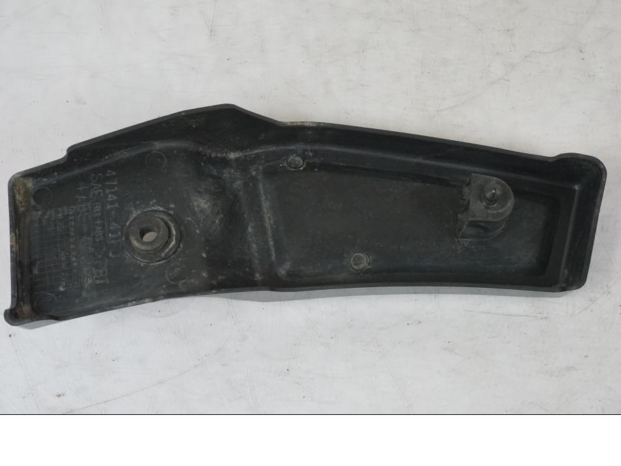Vänster sida på Ramplast från en Suzuki VL 800 -2002 motorcykel.
