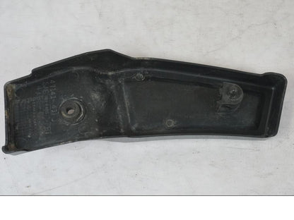 Vänster sida på Ramplast från en Suzuki VL 800 -2002 motorcykel.
