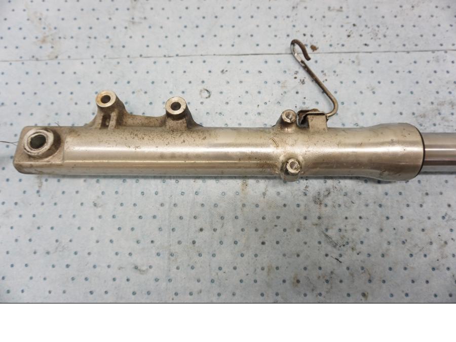 Vänster sida på Gaffelben från en Kawasaki EN 500 -1999 motorcykel.