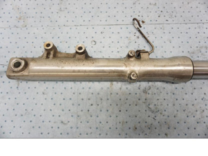 Vänster sida på Gaffelben från en Kawasaki EN 500 -1999 motorcykel.