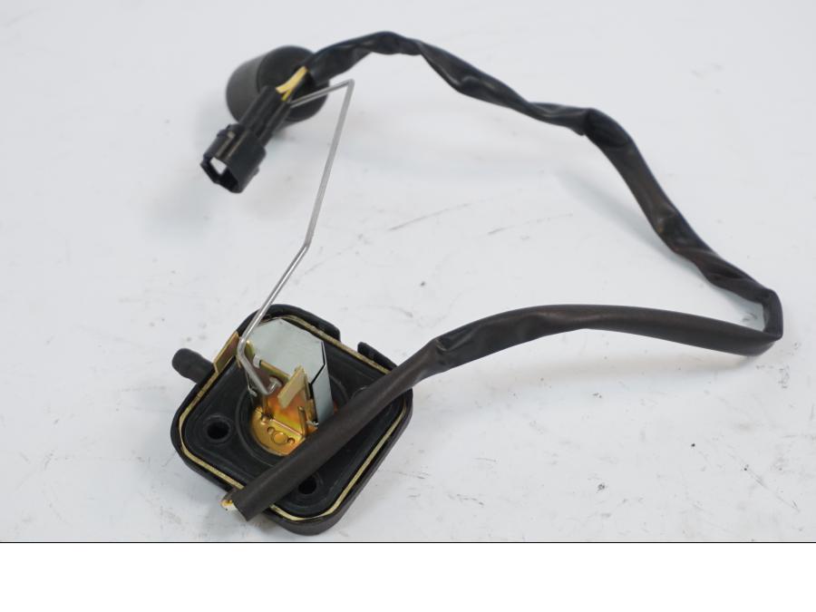 Vänster sida på Bensintankgivare från en Kawasaki VN 1500 -2002 motorcykel.